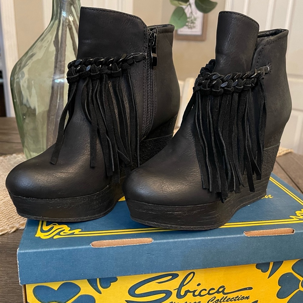 Sbicca Black Zepp Chunky Wedge Size 6 Ankle Boots Booties Fringe Chain Boho Chic